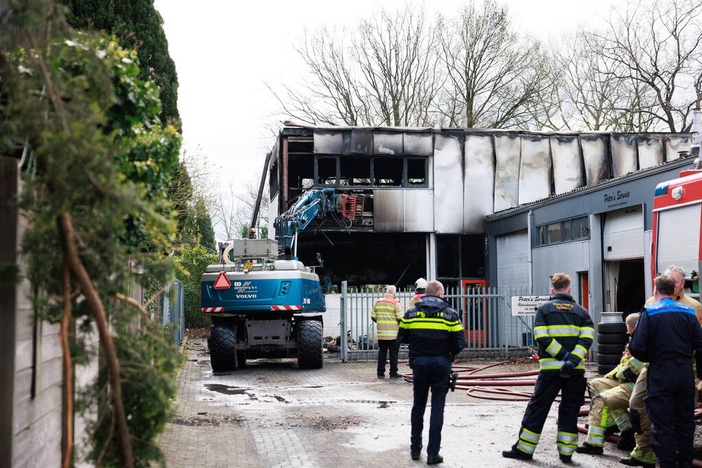 Enorme schade na verwoestende brand in pand garagebedrijf
