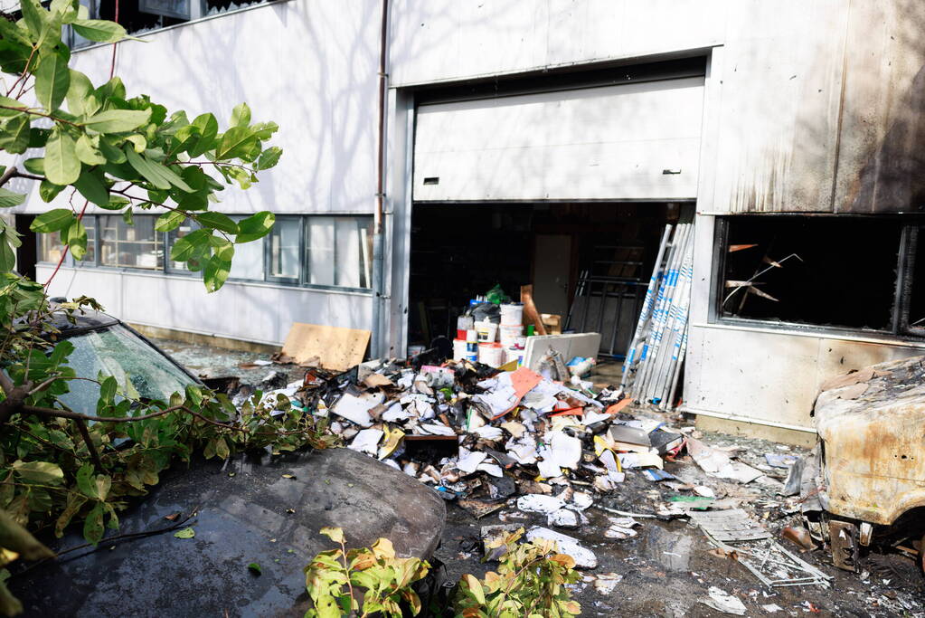 Enorme schade na verwoestende brand in pand garagebedrijf