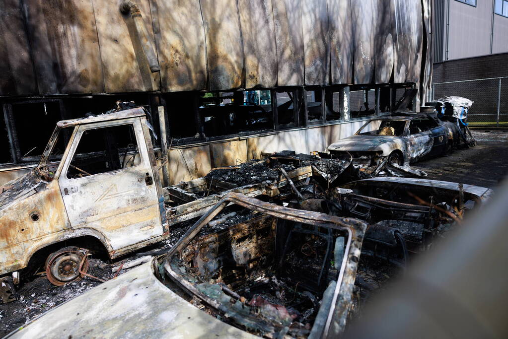 Enorme schade na verwoestende brand in pand garagebedrijf