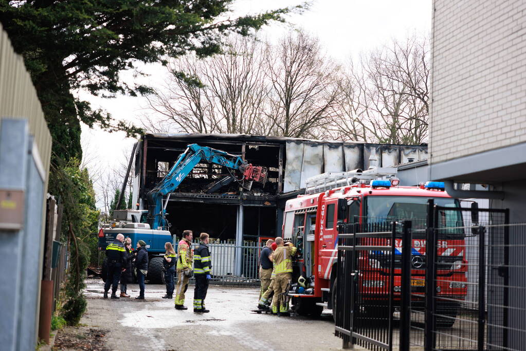 Enorme schade na verwoestende brand in pand garagebedrijf