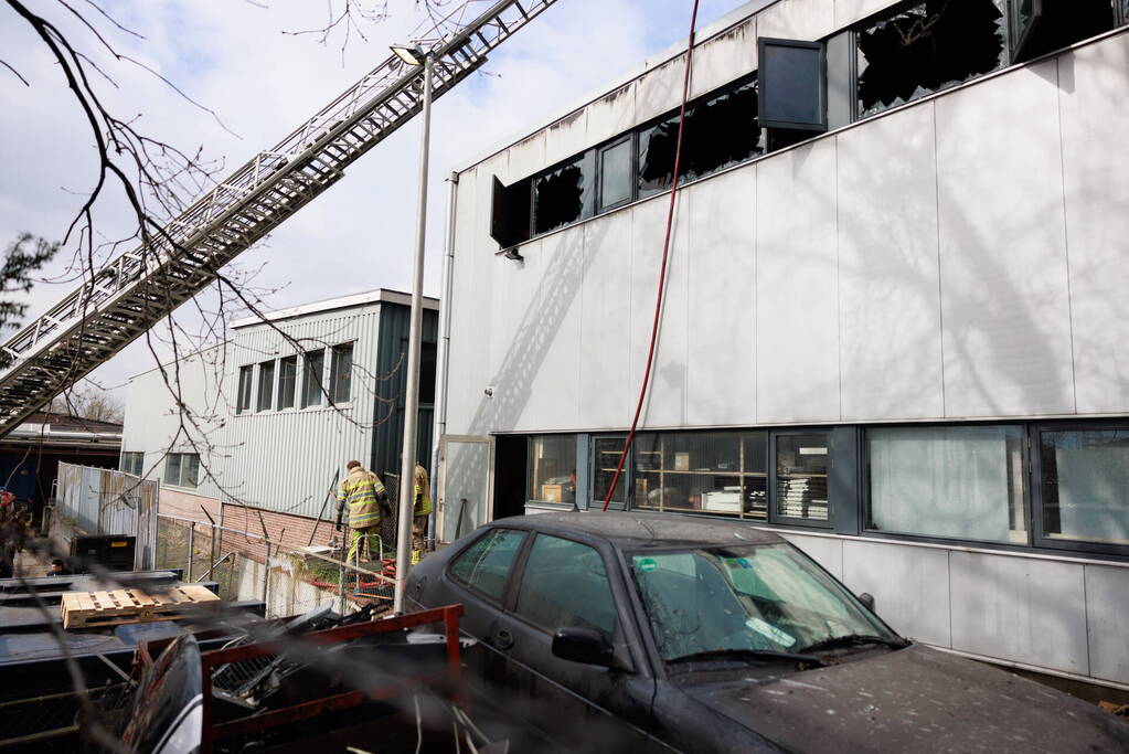 Enorme schade na verwoestende brand in pand garagebedrijf