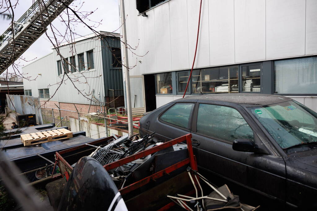 Enorme schade na verwoestende brand in pand garagebedrijf