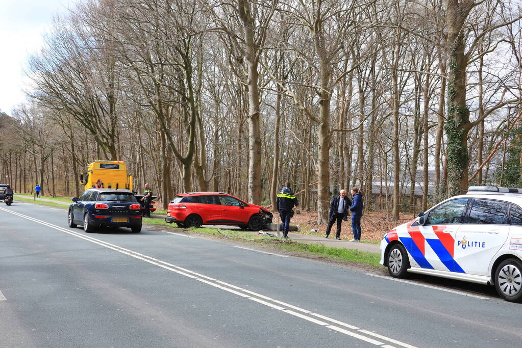 Flinke schade door botsing tegen lantaarnpaal