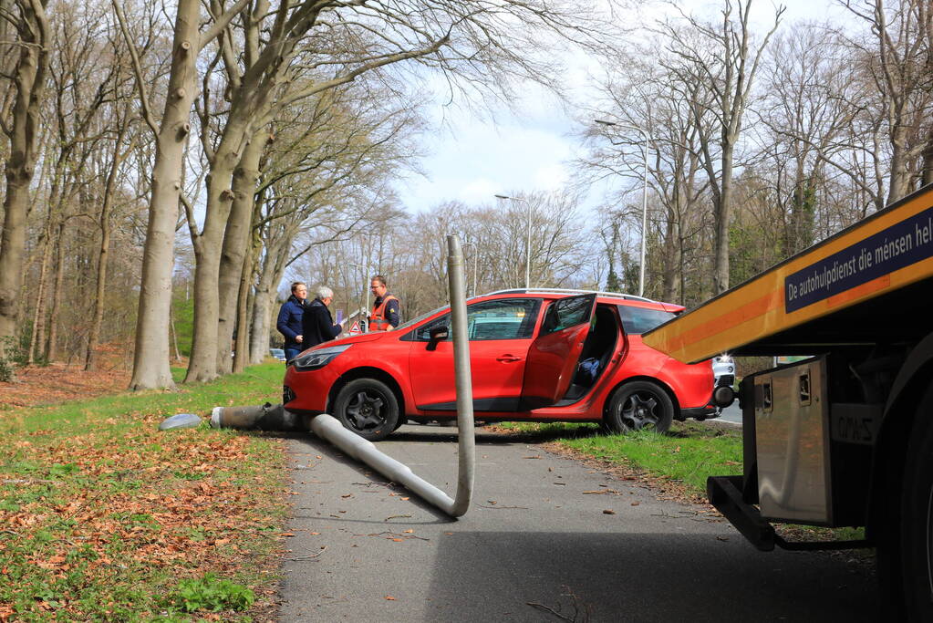 Flinke schade door botsing tegen lantaarnpaal