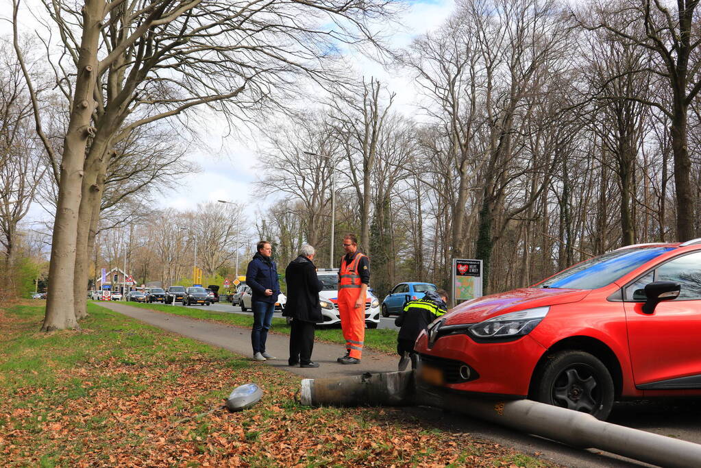 Flinke schade door botsing tegen lantaarnpaal