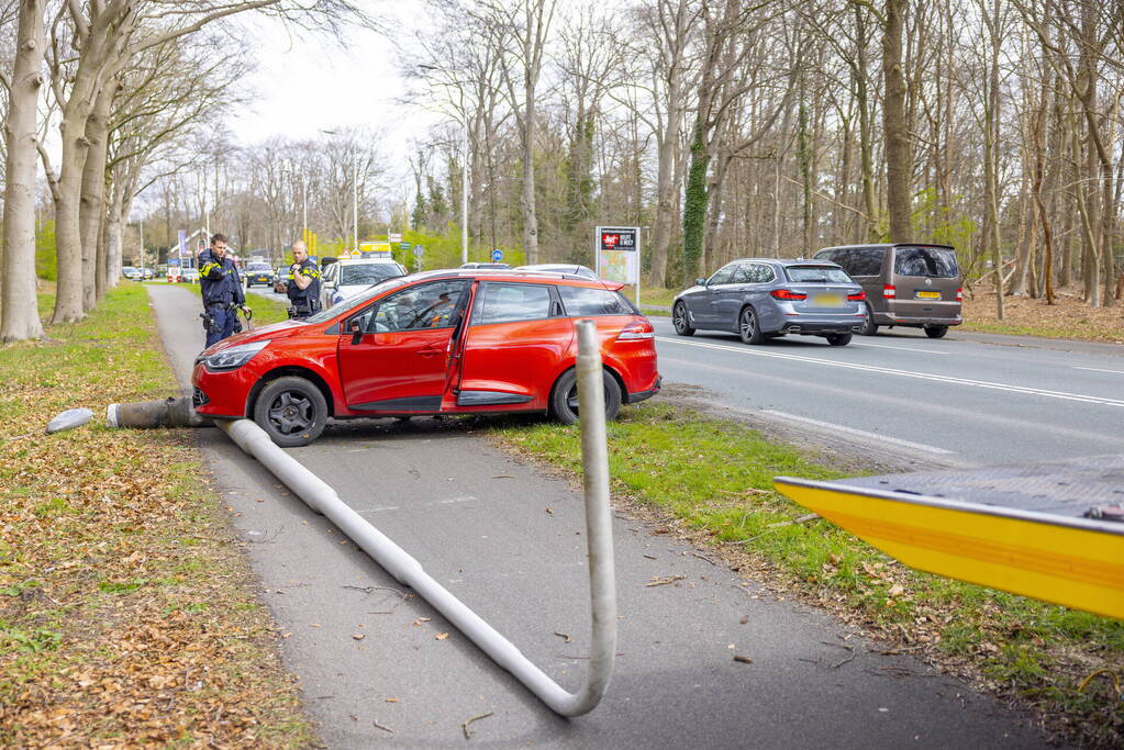 Flinke schade door botsing tegen lantaarnpaal