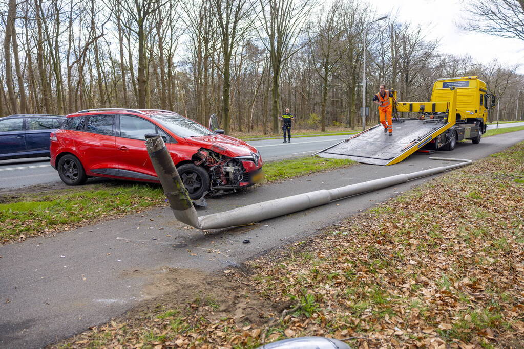 Flinke schade door botsing tegen lantaarnpaal