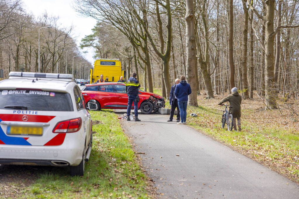Flinke schade door botsing tegen lantaarnpaal