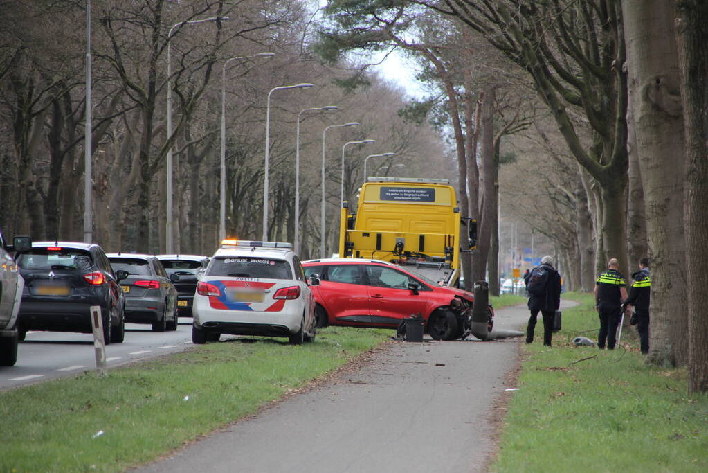 Flinke schade door botsing tegen lantaarnpaal