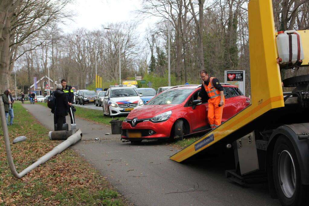 Flinke schade door botsing tegen lantaarnpaal