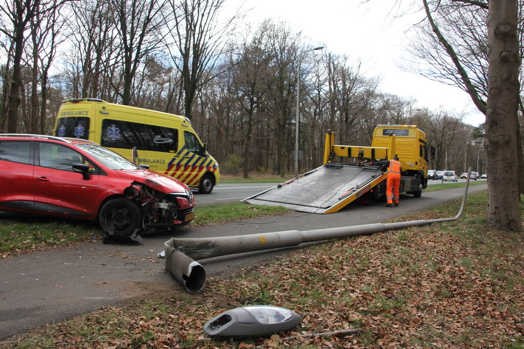 Flinke schade door botsing tegen lantaarnpaal