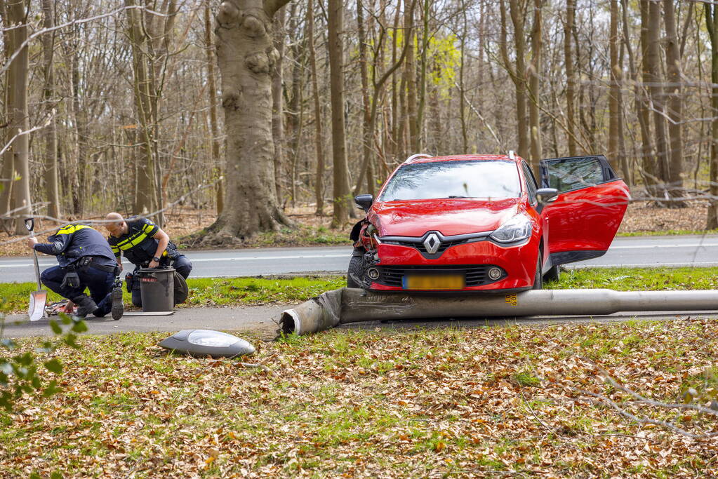 Flinke schade door botsing tegen lantaarnpaal