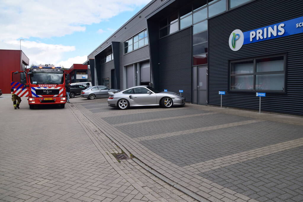 Brandweer verricht nacontrole in pand van Classic Car Ratings