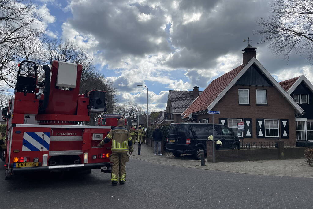 Brandweer veegt schoorsteen vanwege brand in schoorsteen
