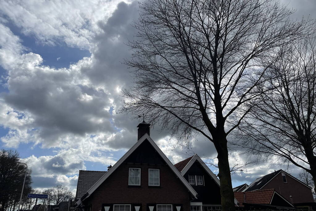 Brandweer veegt schoorsteen vanwege brand in schoorsteen