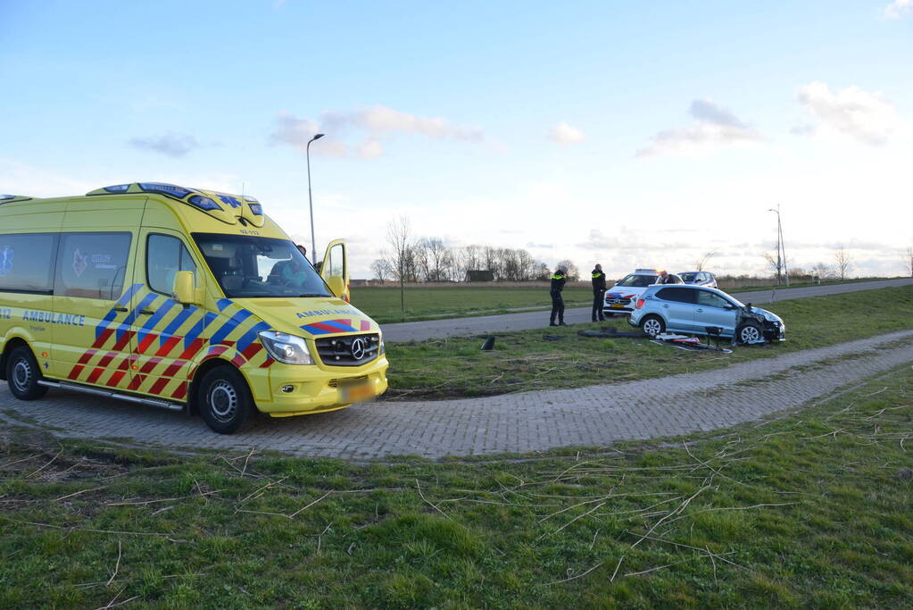 Automobilist rijdt paal uit de grond
