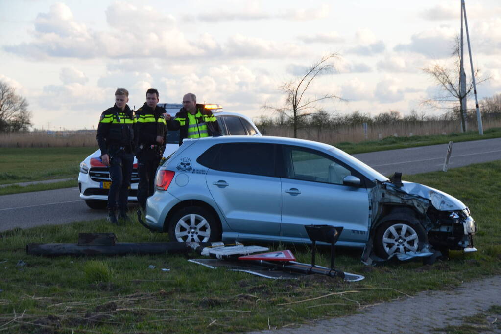 Automobilist rijdt paal uit de grond