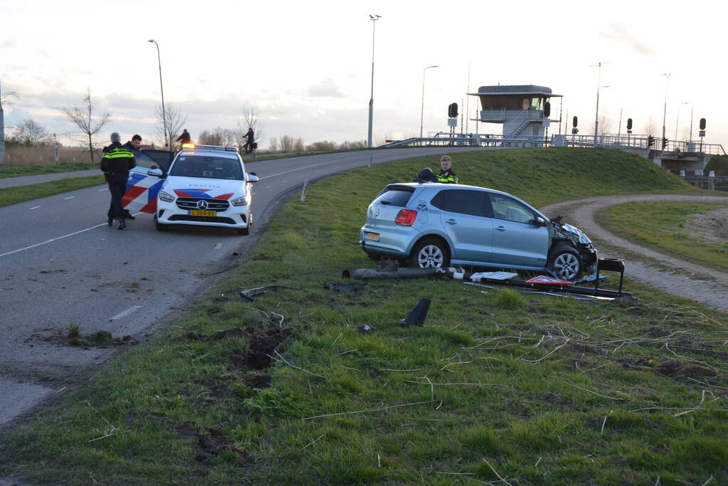 Automobilist rijdt paal uit de grond