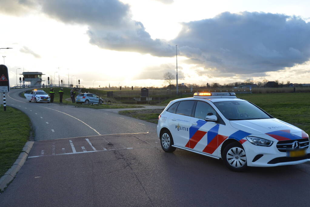 Automobilist rijdt paal uit de grond