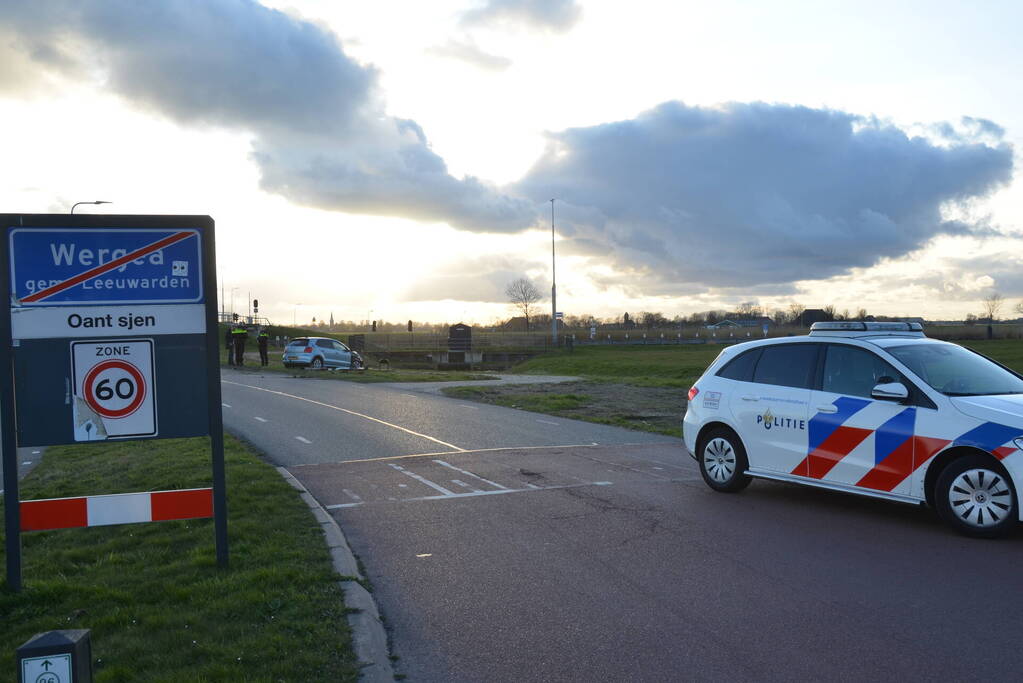 Automobilist rijdt paal uit de grond