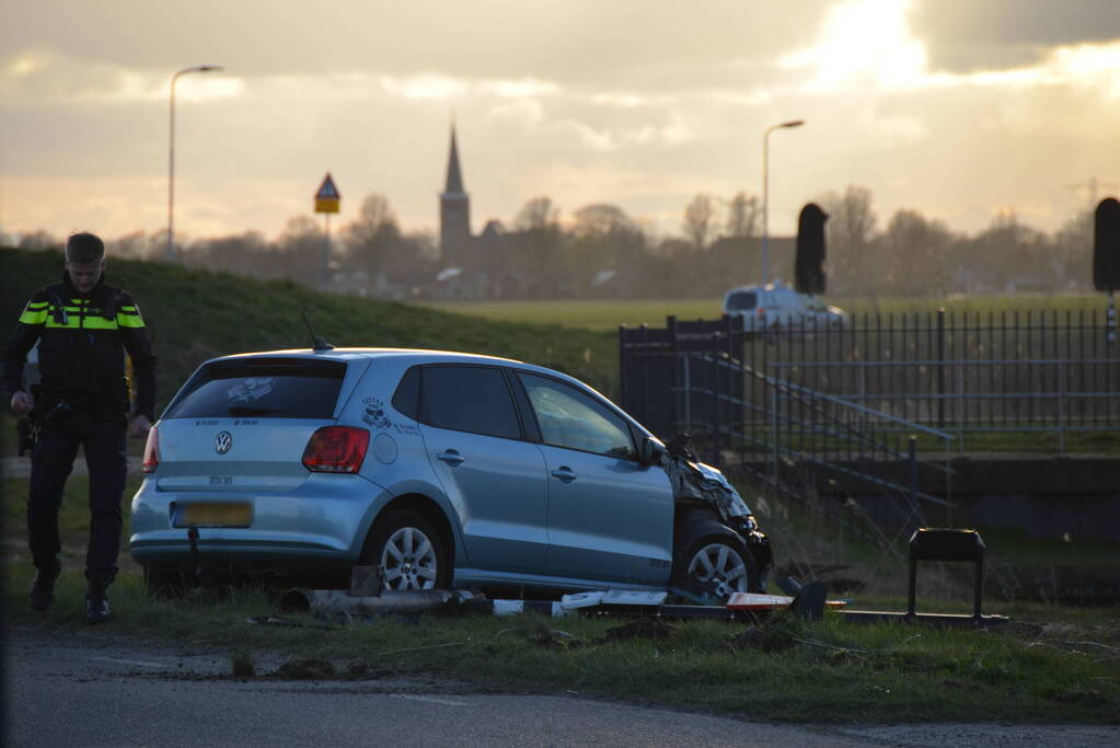 Automobilist rijdt paal uit de grond