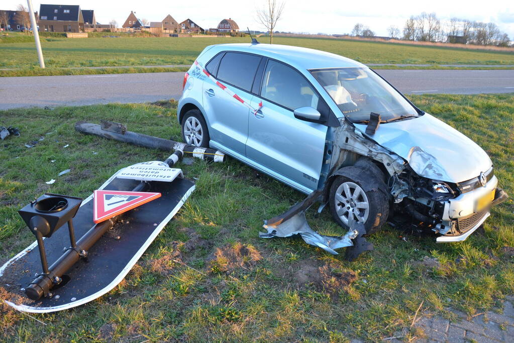 Automobilist rijdt paal uit de grond
