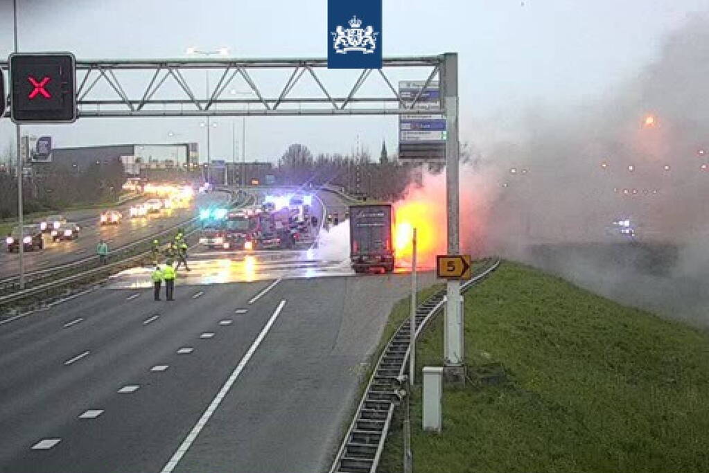 Vrachtwagen op snelweg gaat in vlammen op voor Noordtunnel