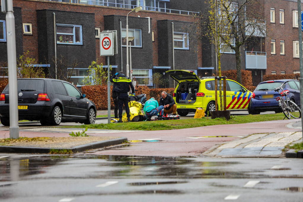 Scooterrijder gaat onderuit en raakt gewond