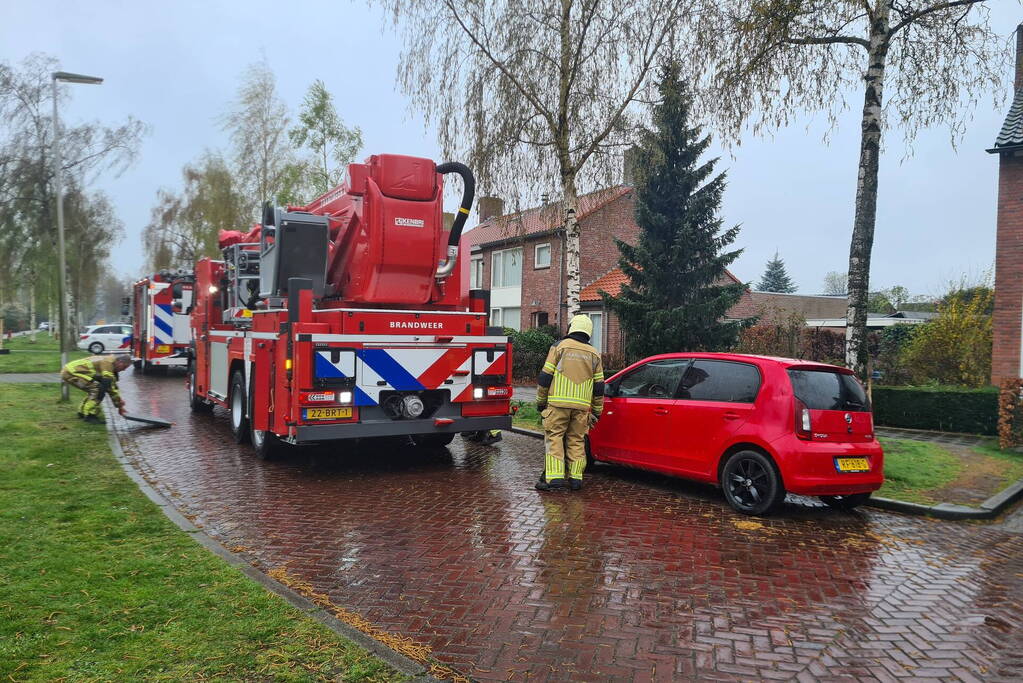 Brand in schoorsteen van woning