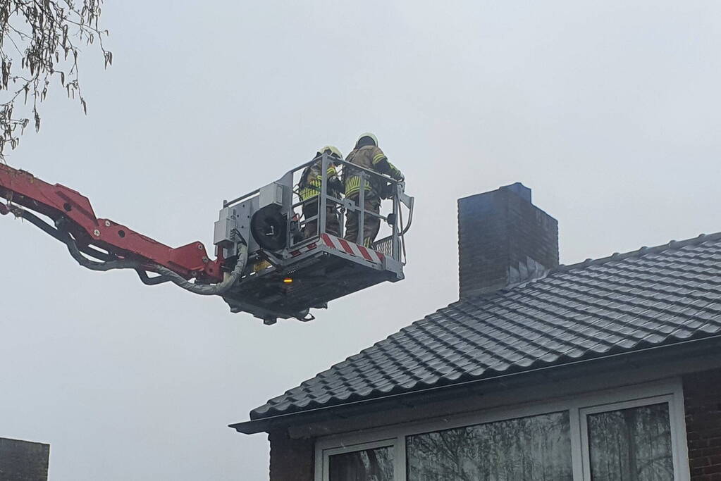 Brand in schoorsteen van woning