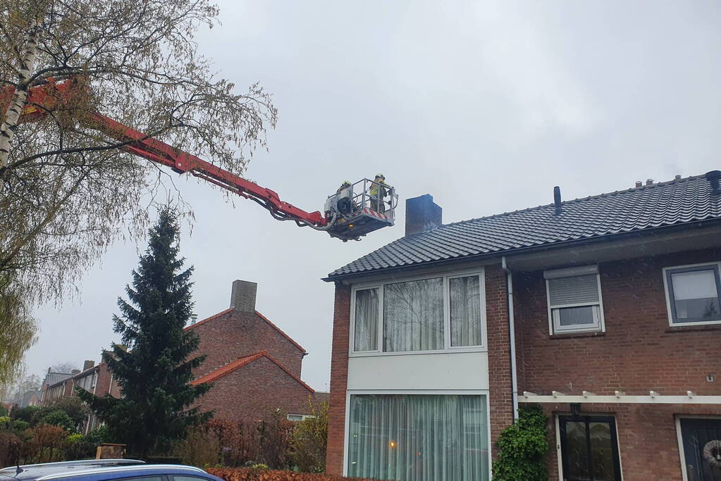 Brand in schoorsteen van woning