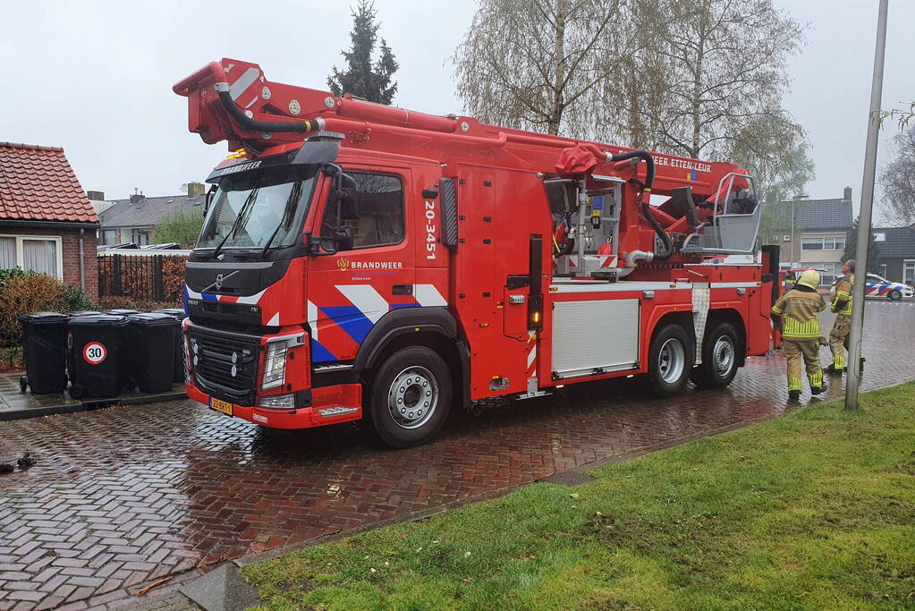 Brand in schoorsteen van woning