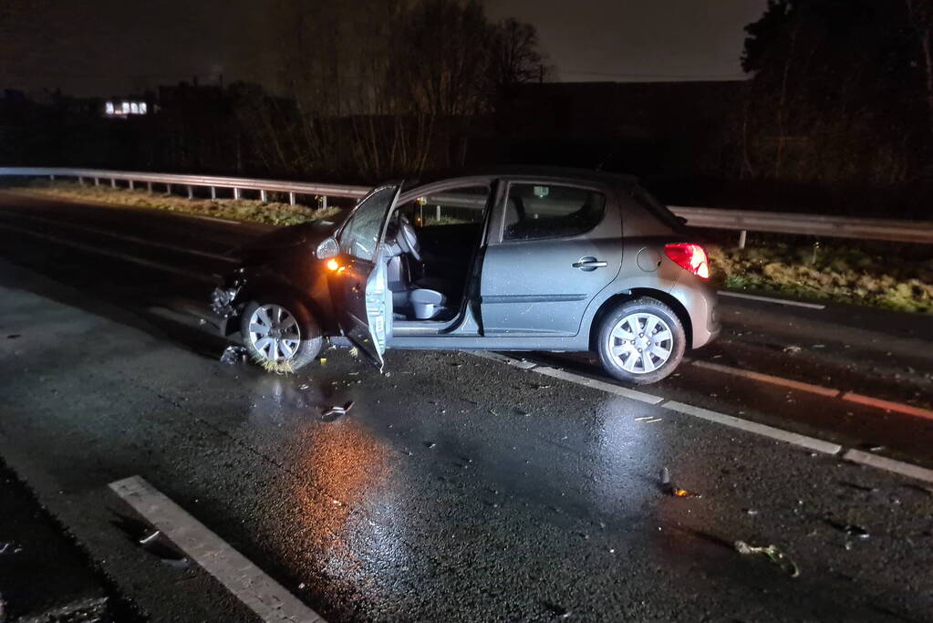 Automobilist botst tegen vangrail