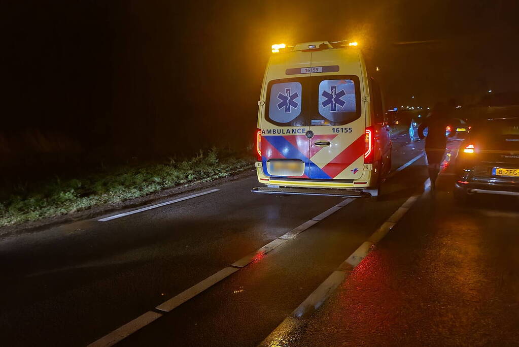 Automobilist botst tegen vangrail