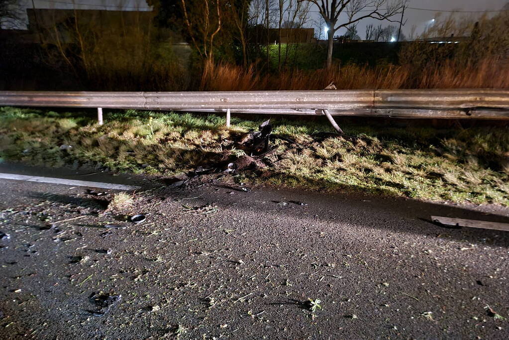 Automobilist botst tegen vangrail