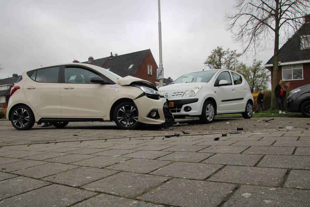Flinke botsing tussen twee auto's