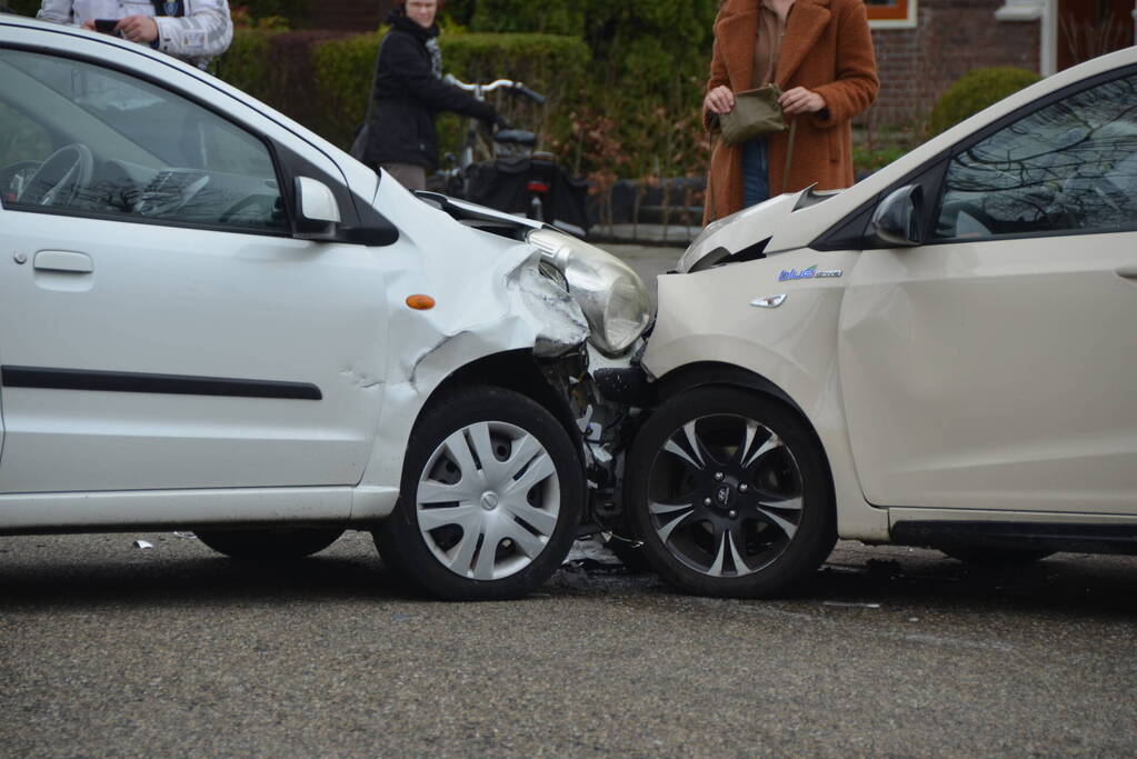 Flinke botsing tussen twee auto's