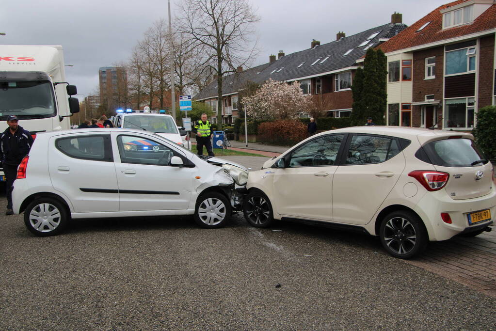Flinke botsing tussen twee auto's