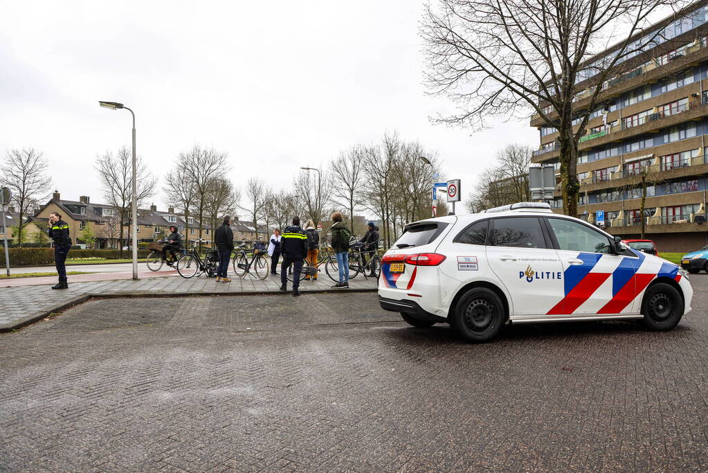 Twee fietsers komen met elkaar in botsing