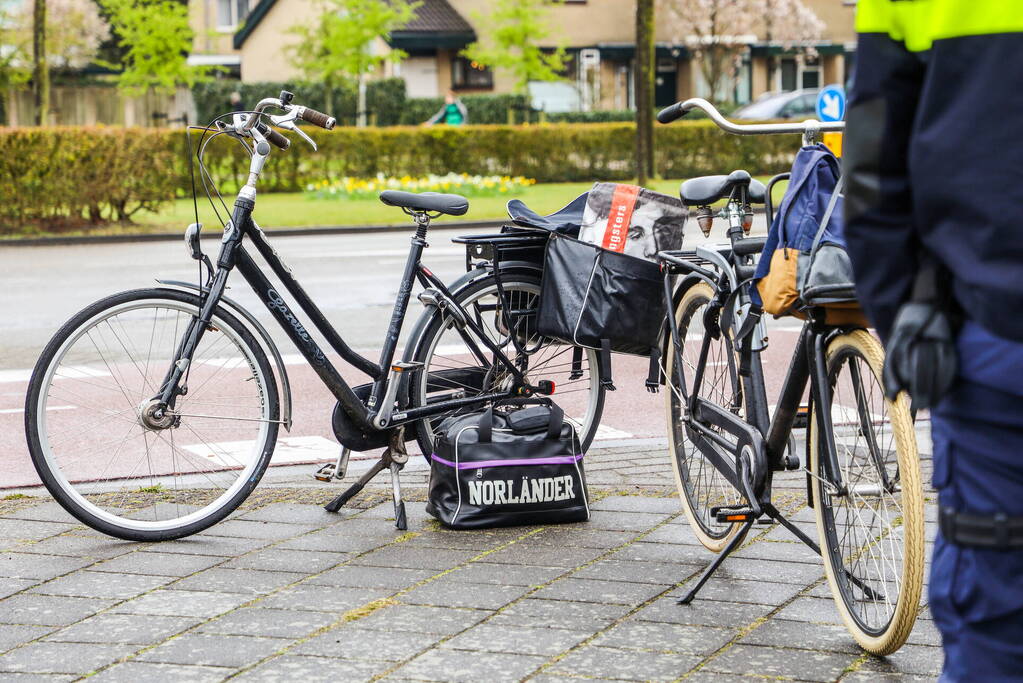 Twee fietsers komen met elkaar in botsing