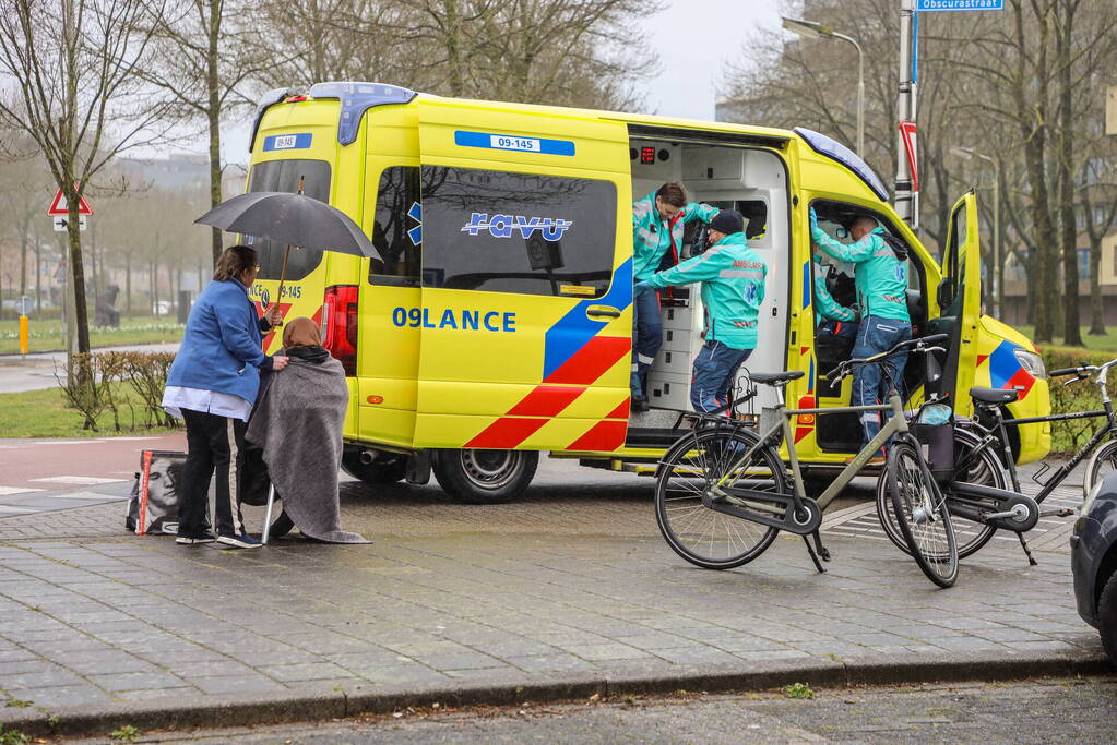 Twee fietsers komen met elkaar in botsing