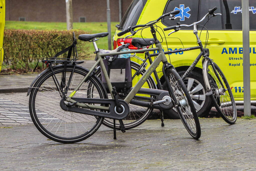 Twee fietsers komen met elkaar in botsing