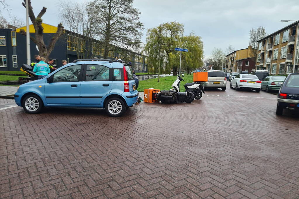Scooterrijder gewond bij botsing met auto