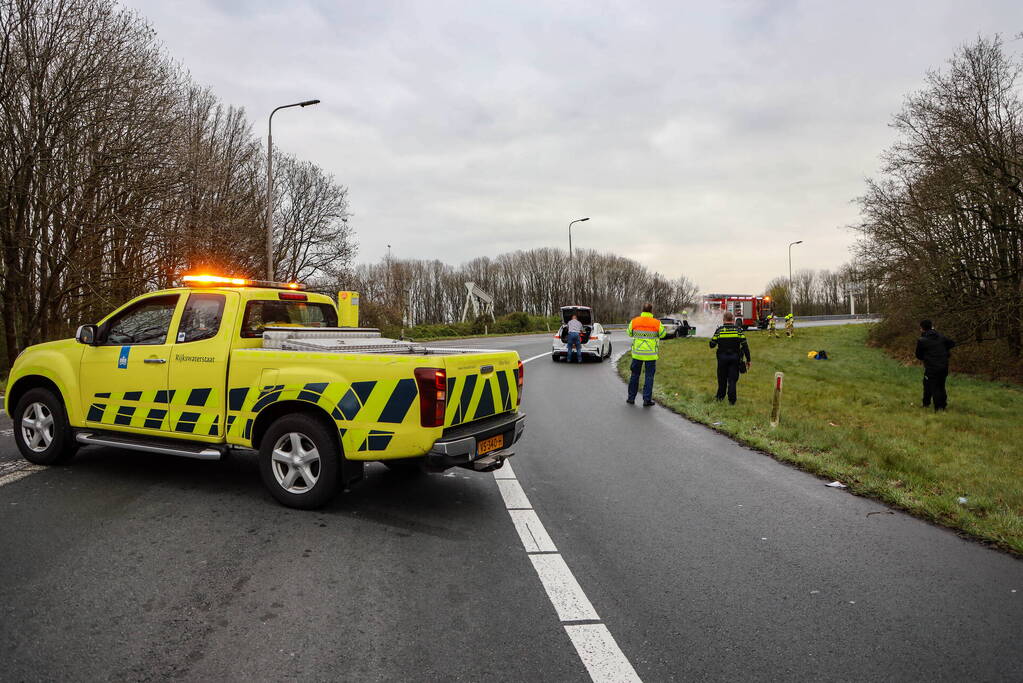 Mini Cooper uitgebrand op afrit van snelweg