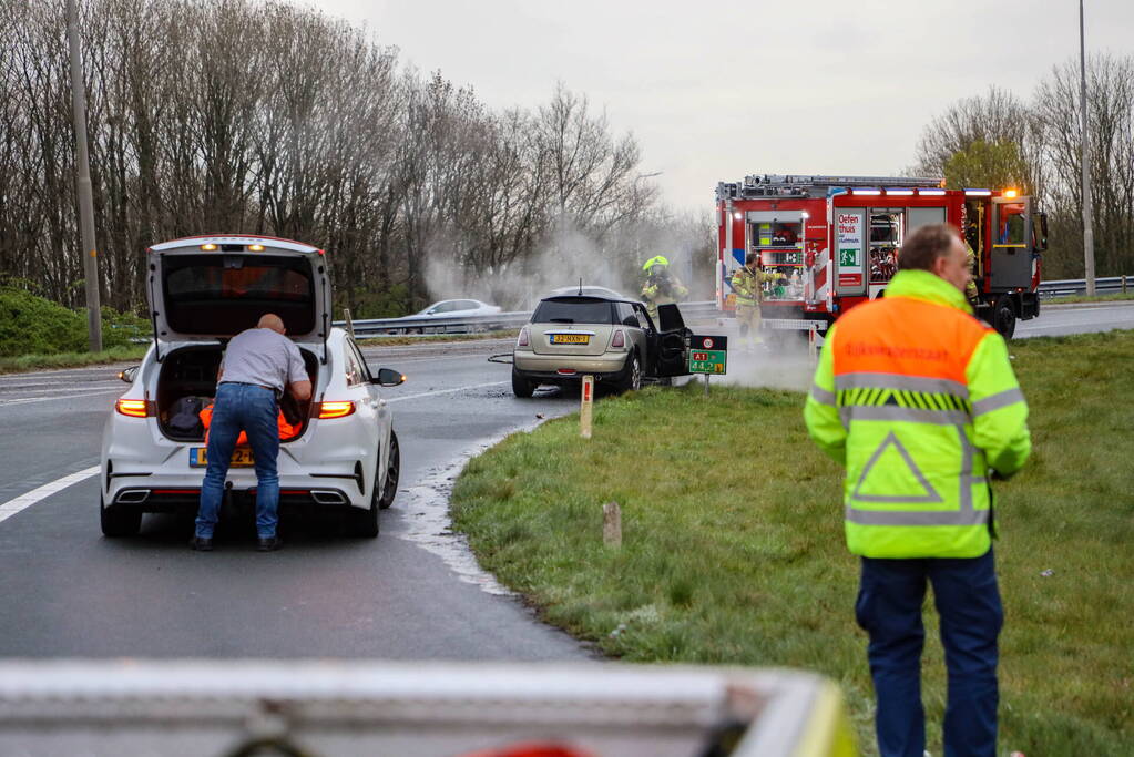 Mini Cooper uitgebrand op afrit van snelweg