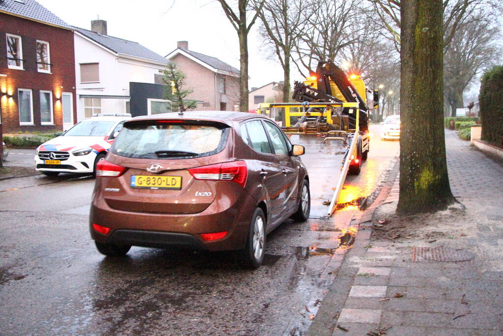 Auto weggesleept na ongeval