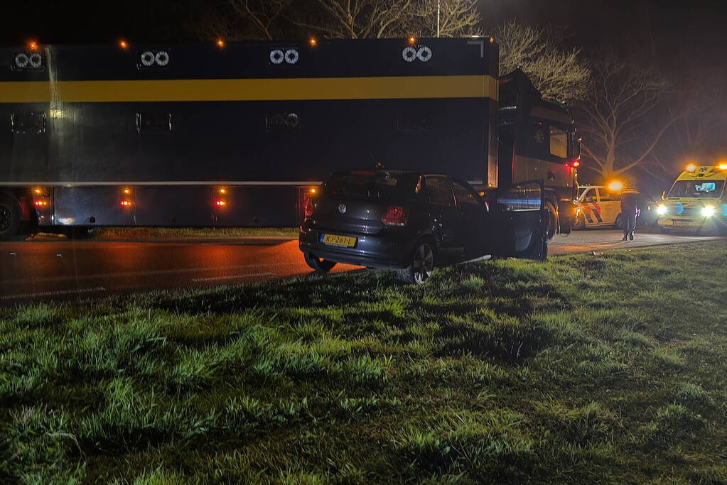 Personenauto komt in botsing met vrachtauto