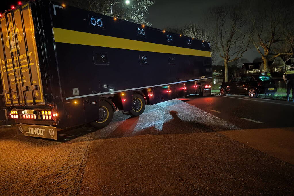 Personenauto komt in botsing met vrachtauto