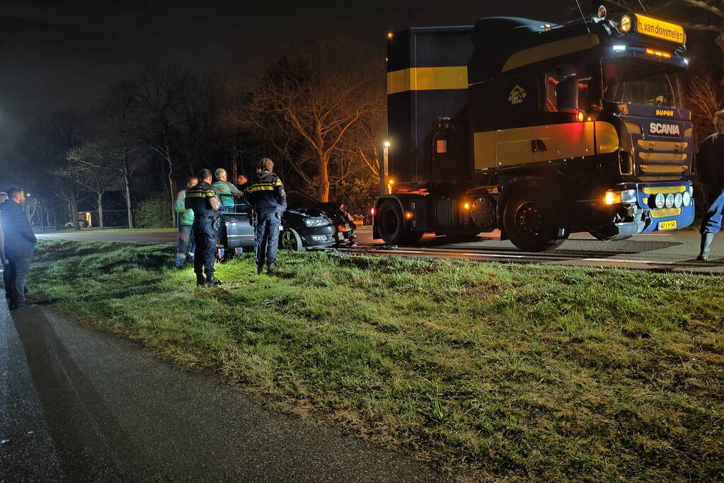 Personenauto komt in botsing met vrachtauto