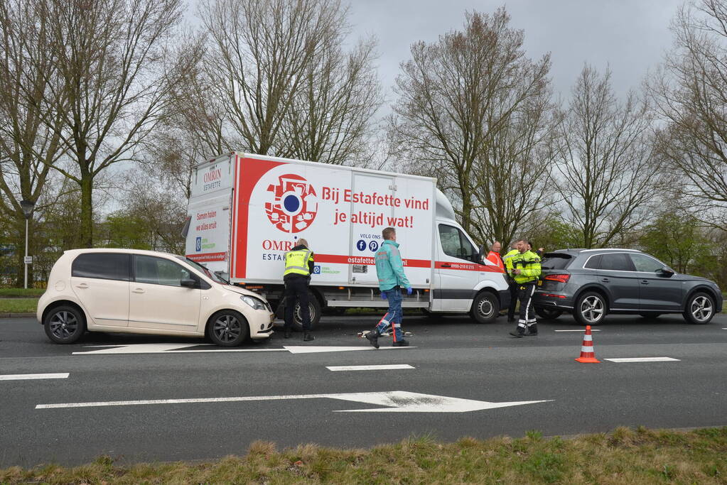 Flinke schade bij aanrijding tussen meerdere voertuigen